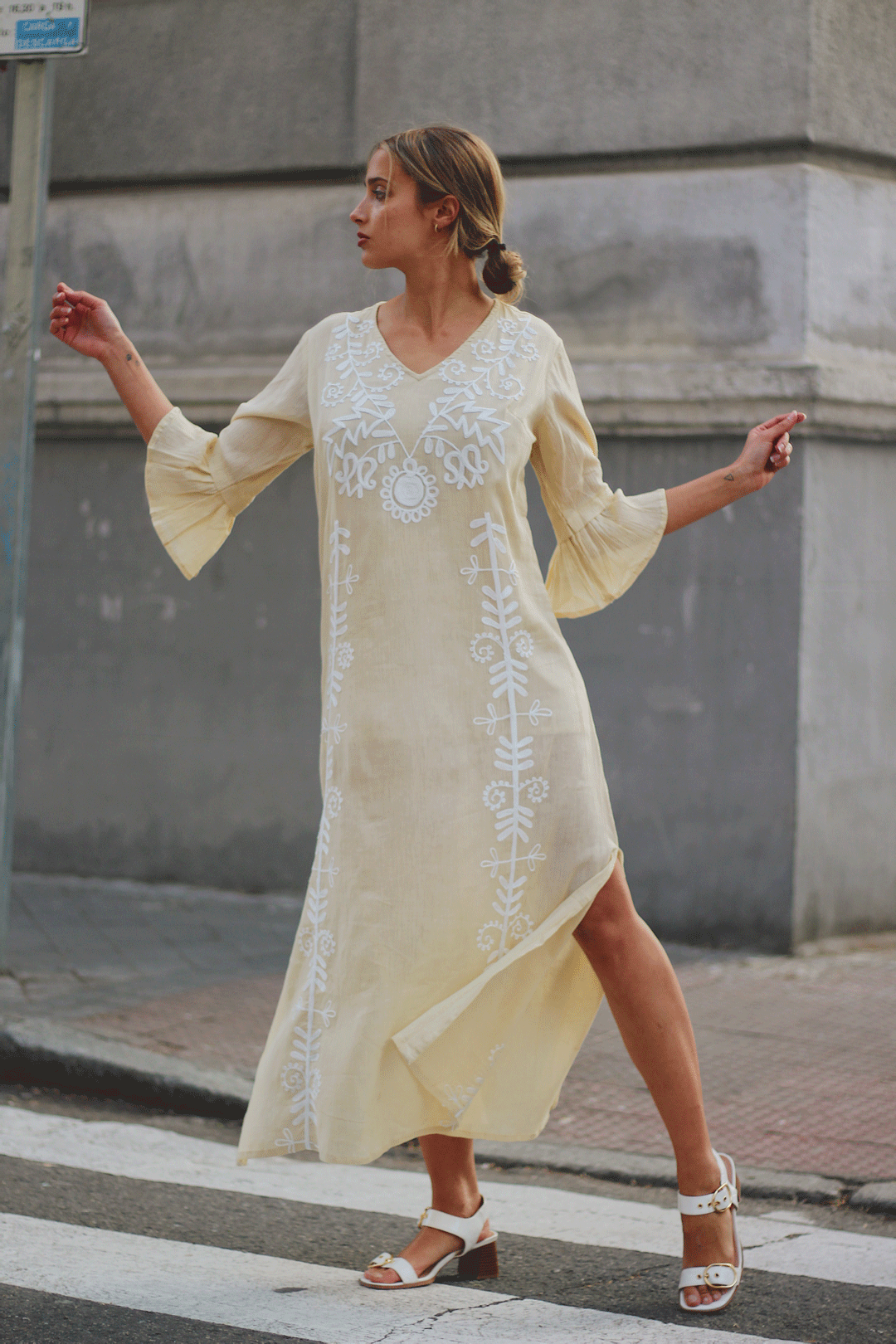 Corina Randazzo posando con el vestido beige Tierra